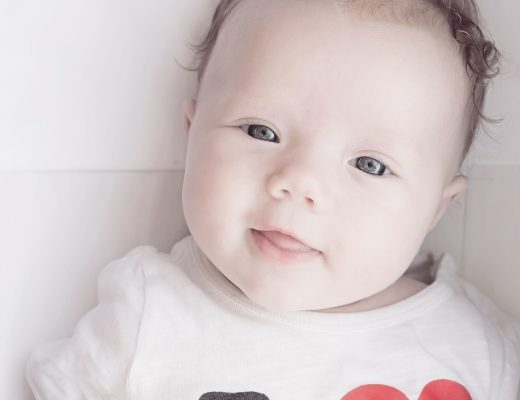 不同年龄段儿童展示丰富表情的温馨照片，从婴儿到青少年的情绪表达发展历程，暖色调教育风格